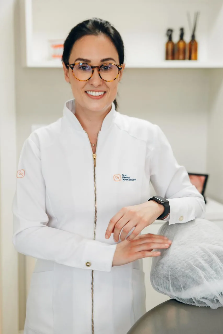Dra. Greice Kronbauer em seu consultório