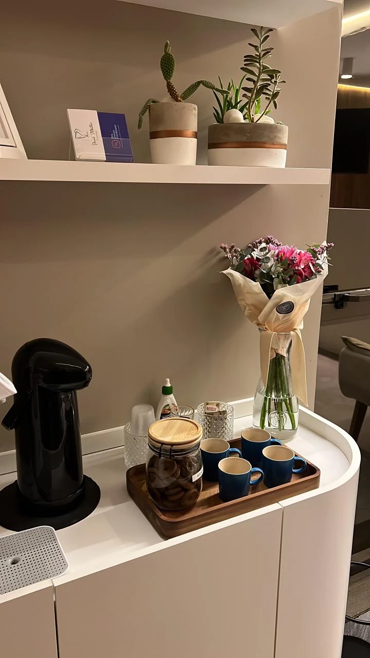 Cantinho do café com plantas e flores para pacientes